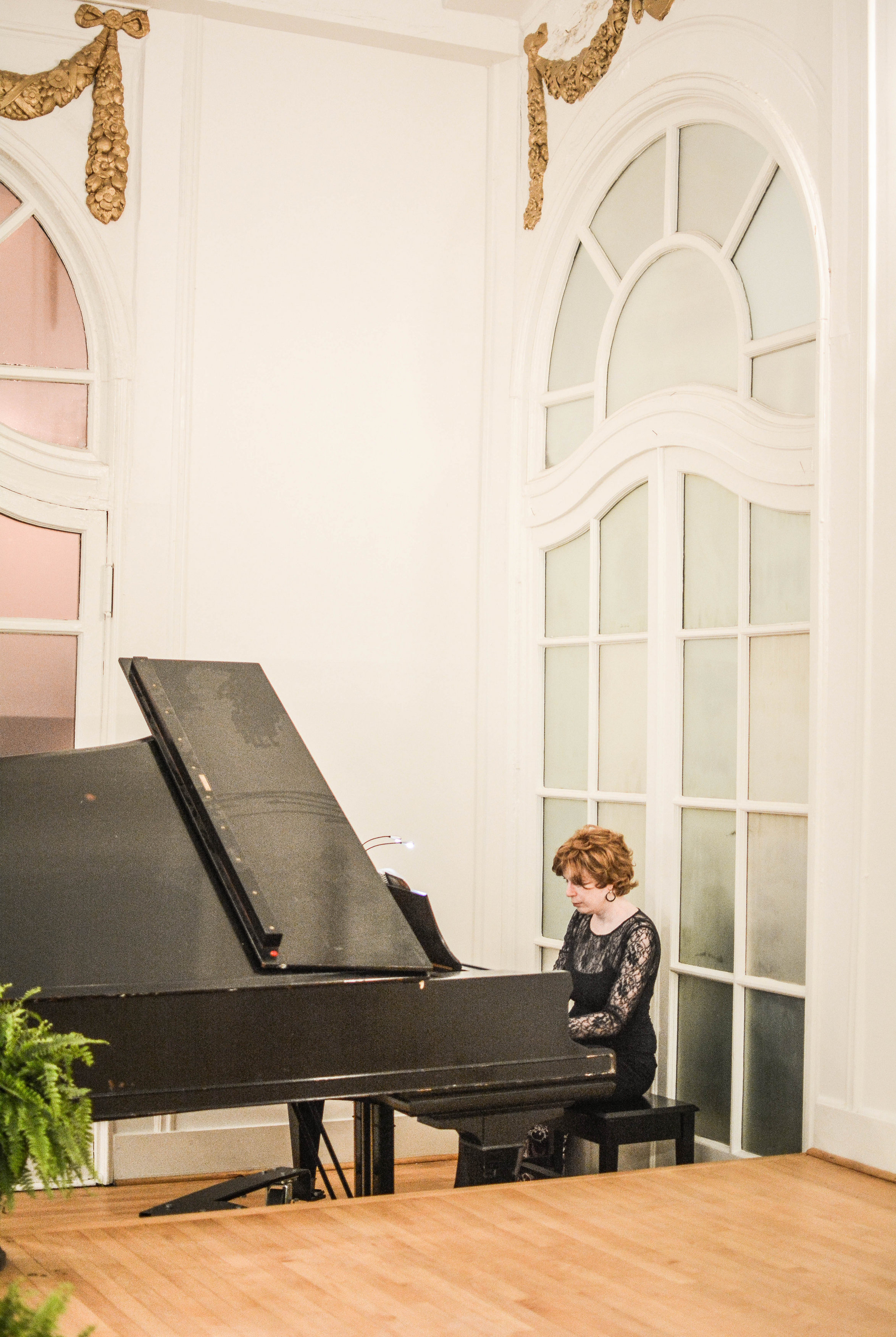 Atlanta Pianist Jennifer Blaske playing baby grand piano for wedding ceremony and cocktail hour at Wimbish House on Peachtree Street