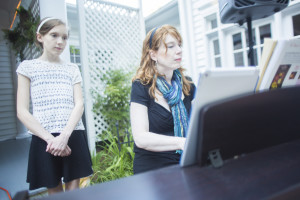 Atlanta pianist Jennifer Blaske (Piano Jenny) playing piano for outdoor wedding ceremony and cocktail hour