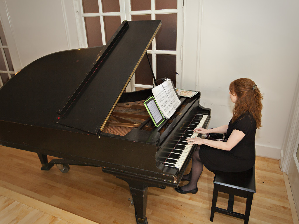 Atlanta Wedding Musician Jennifer McCoy Blaske playing piano music for Wimbish House Ceremony and Cocktail Hou